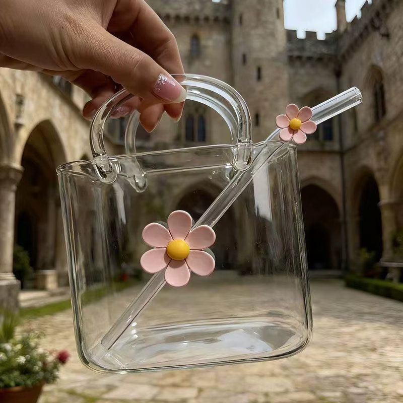 Verre à boire en forme de sac à main avec paille fleurie