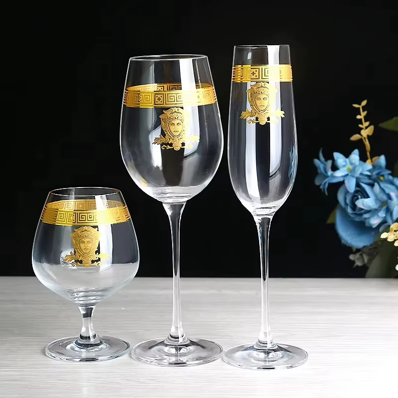 Verre à vin en cristal à bord doré