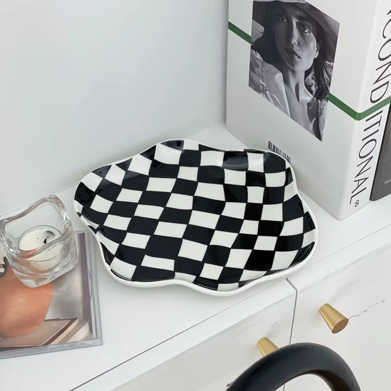 Assiettes et plats en céramique à carreaux irréguliers