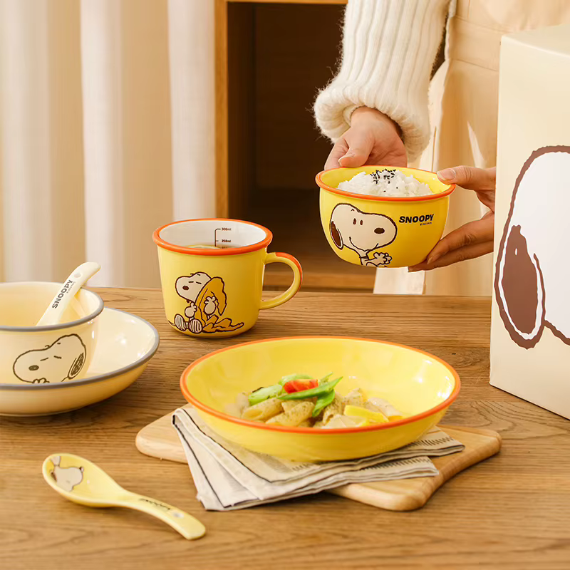 Nouveau 4 pièces tasse à eau bol à riz assiette à salade cuillère à soupe Kawaii dessin animé Snoopy ensemble en céramique ustensiles de cuisine enfants cadeau d'anniversaire