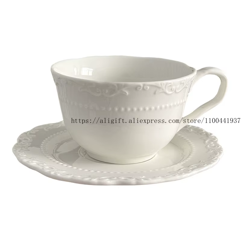 Ensemble de tasses à café et assiettes à fleurs en relief
