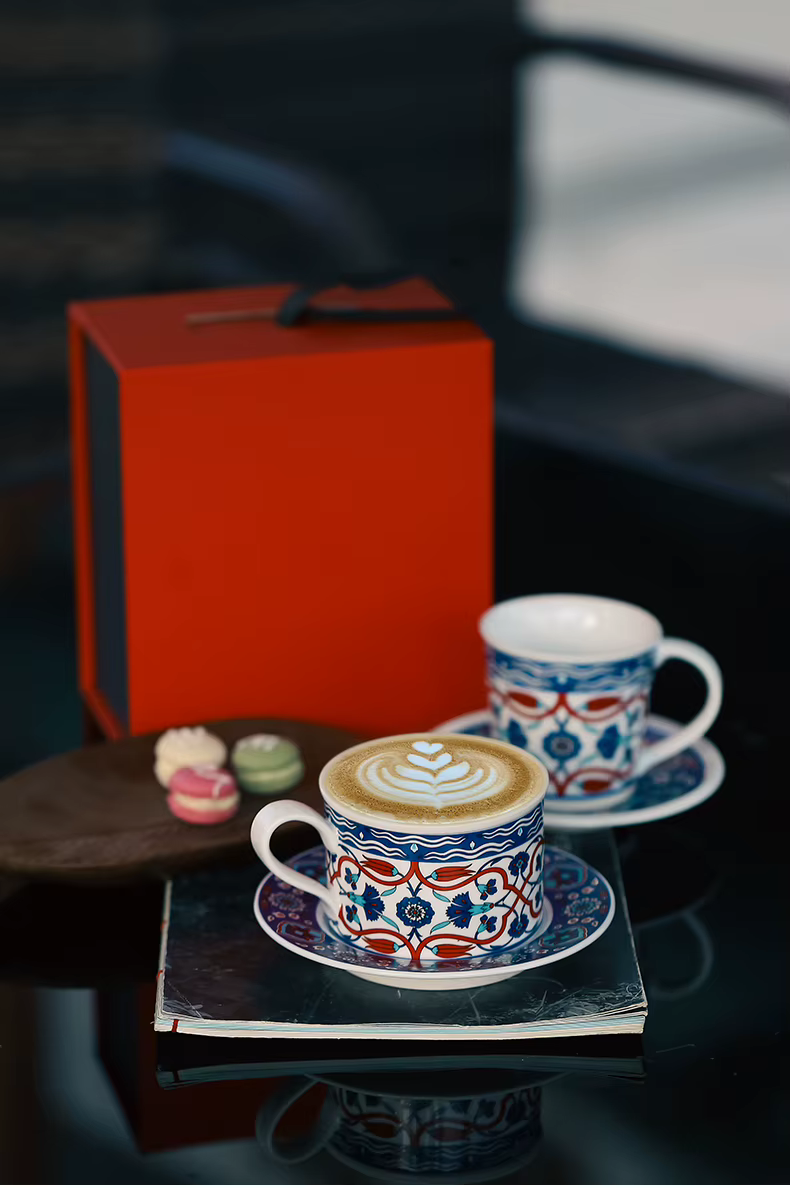 Ensemble tasse à café et soucoupe en céramique latte art