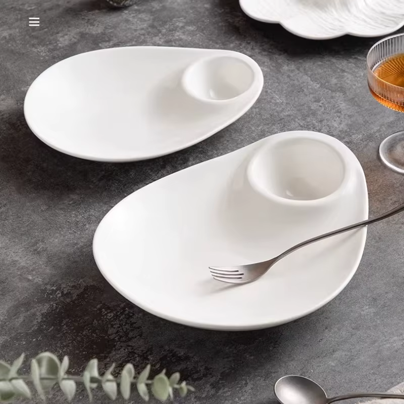 Assiette à raviolis en céramique blanche avec coupelle à vinaigre