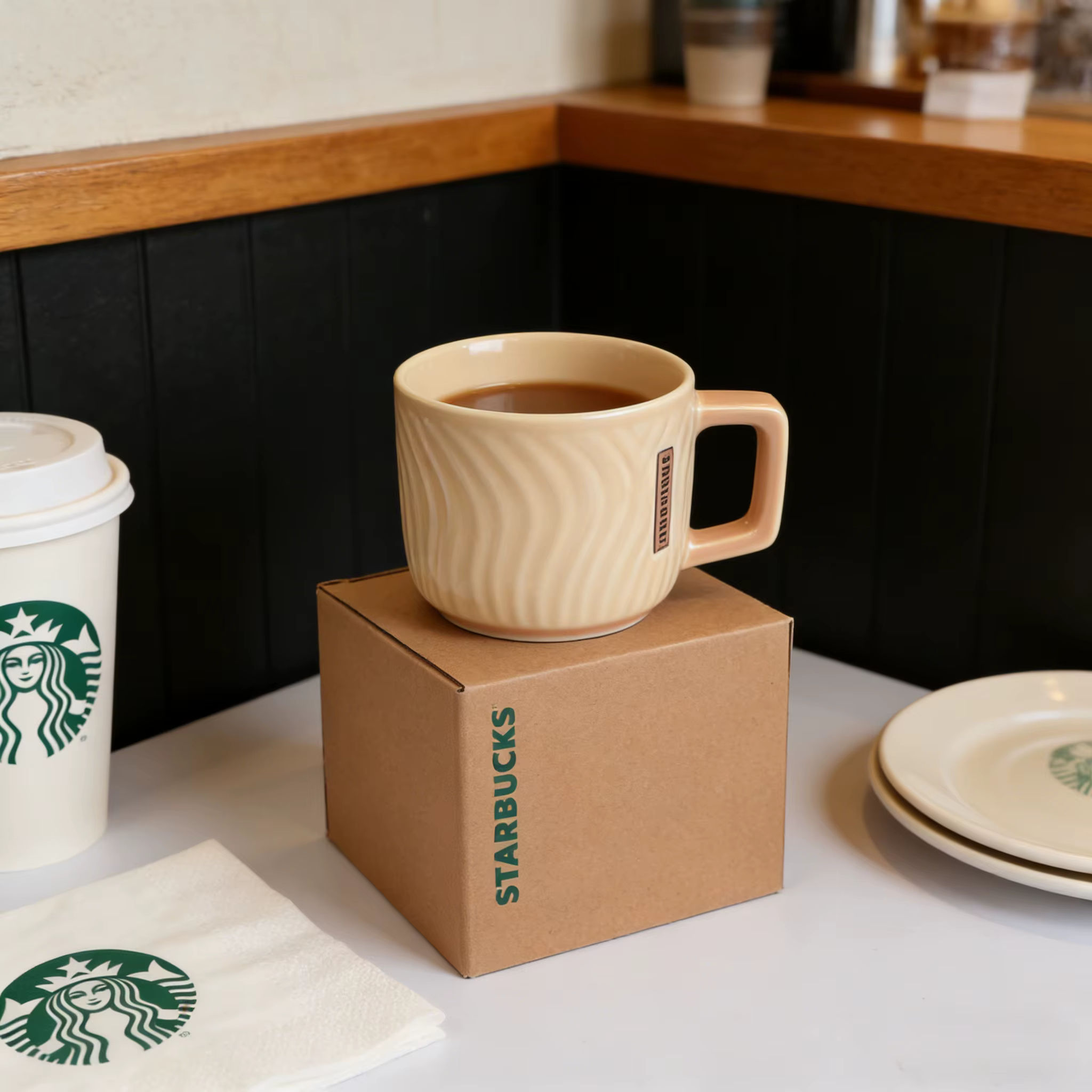Mug de bureau élégant – Céramique avec texture bois et insigne bronze classique