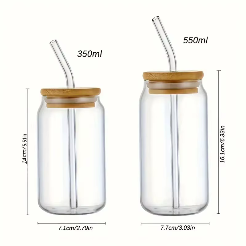 Tasses en verre avec couvercles et paille en bambou