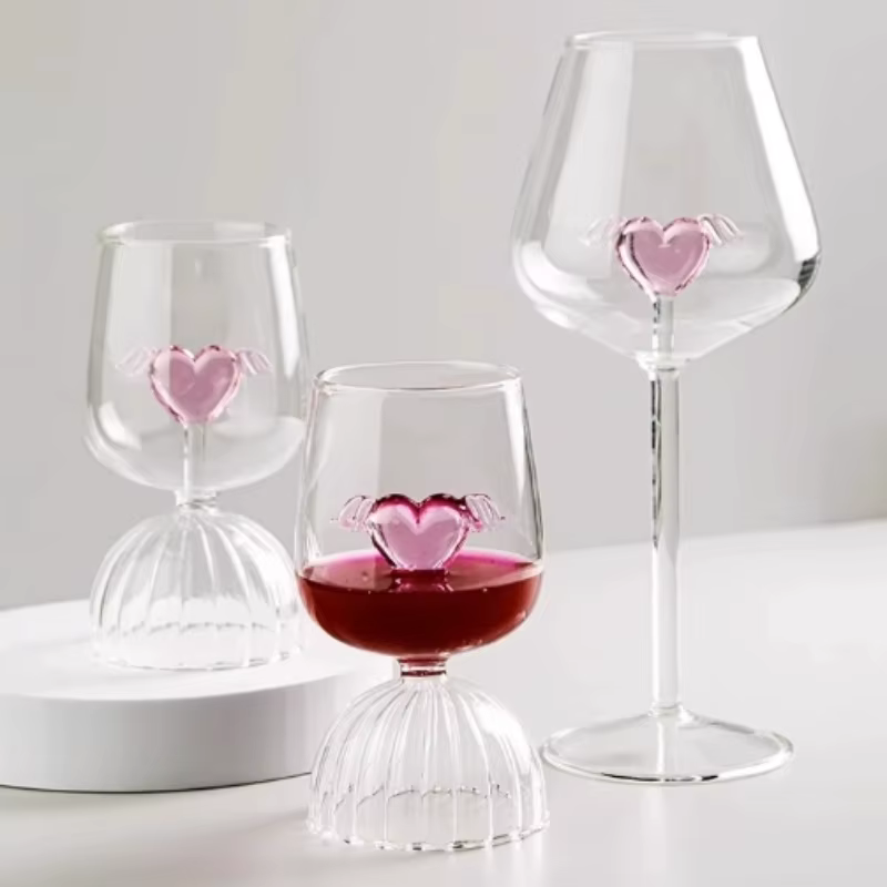 Verre à vin rouge rayé en forme de cœur