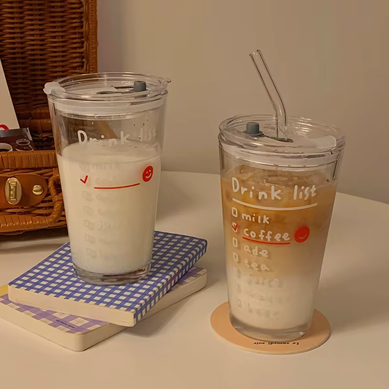 Bouteille d'eau en verre avec paille et couvercle