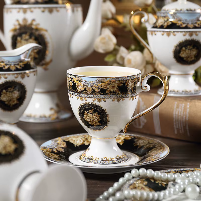 Ensemble de tasses à café et soucoupes en porcelaine