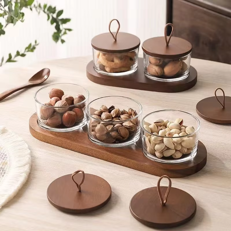 Assiette de fruits secs en verre avec couvercle en bois