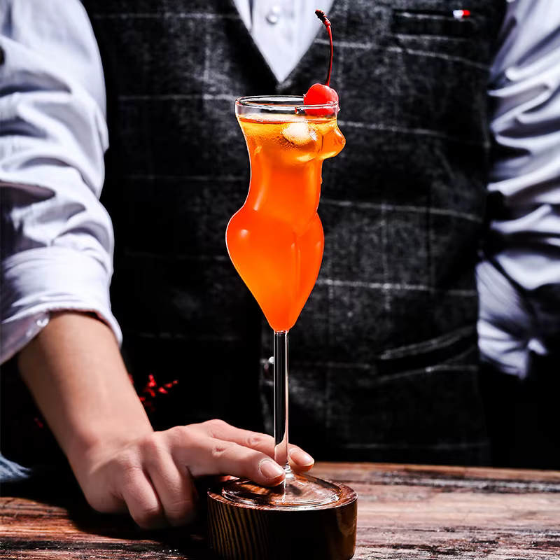 Verre à cocktail créatif en forme de corps