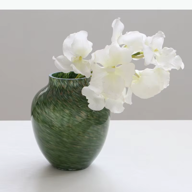Vase en verre vert peint