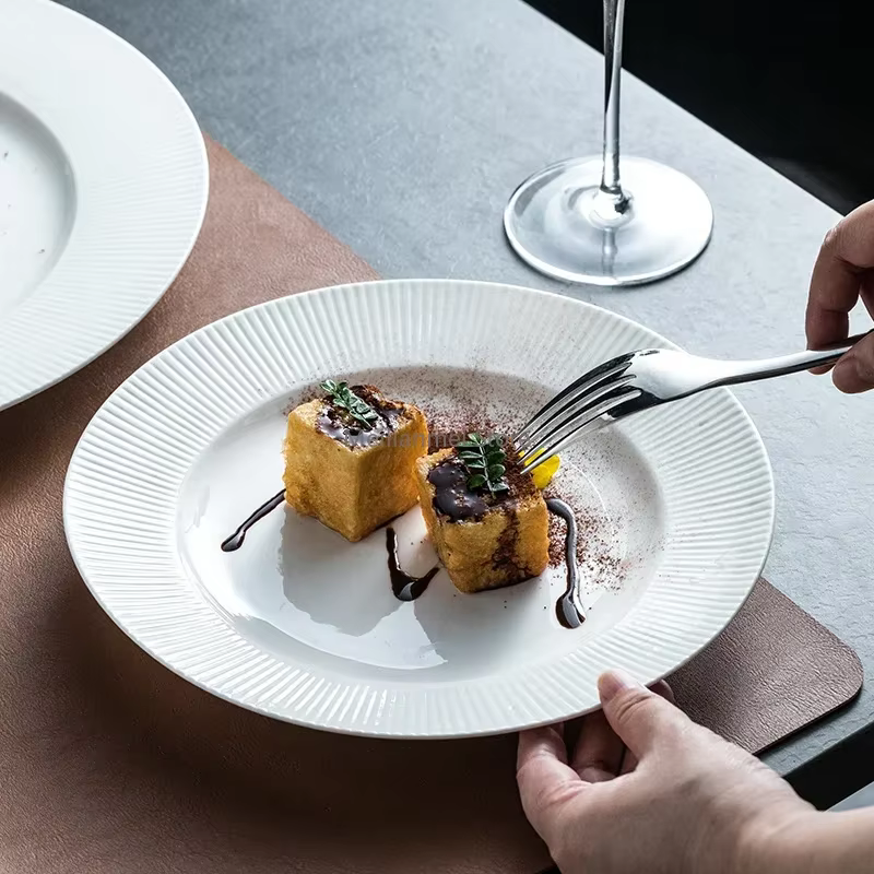 Assiette en céramique, assiette à rayures blanches en relief