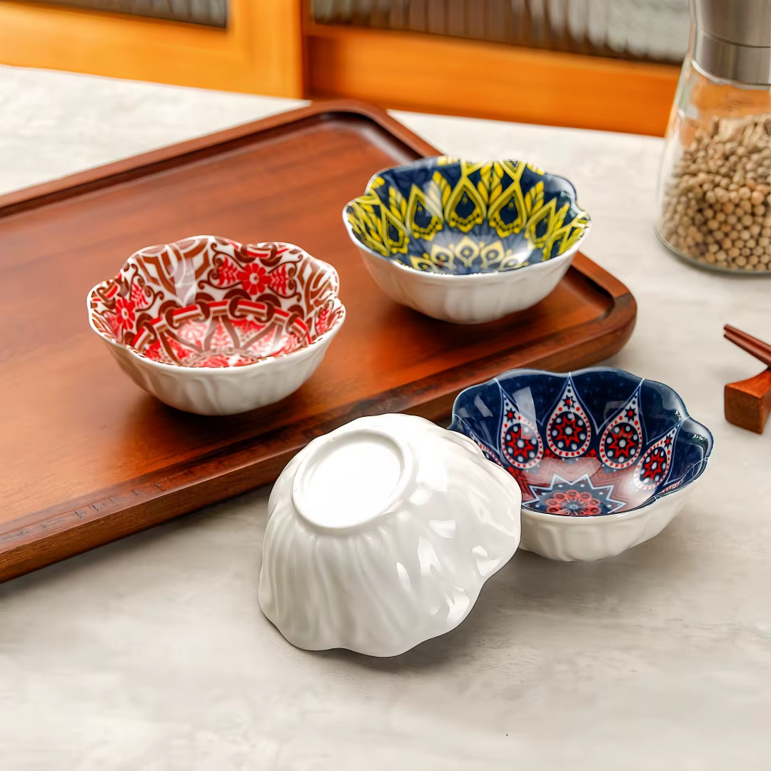 Ensemble de 8 plats à condiments en céramique peints