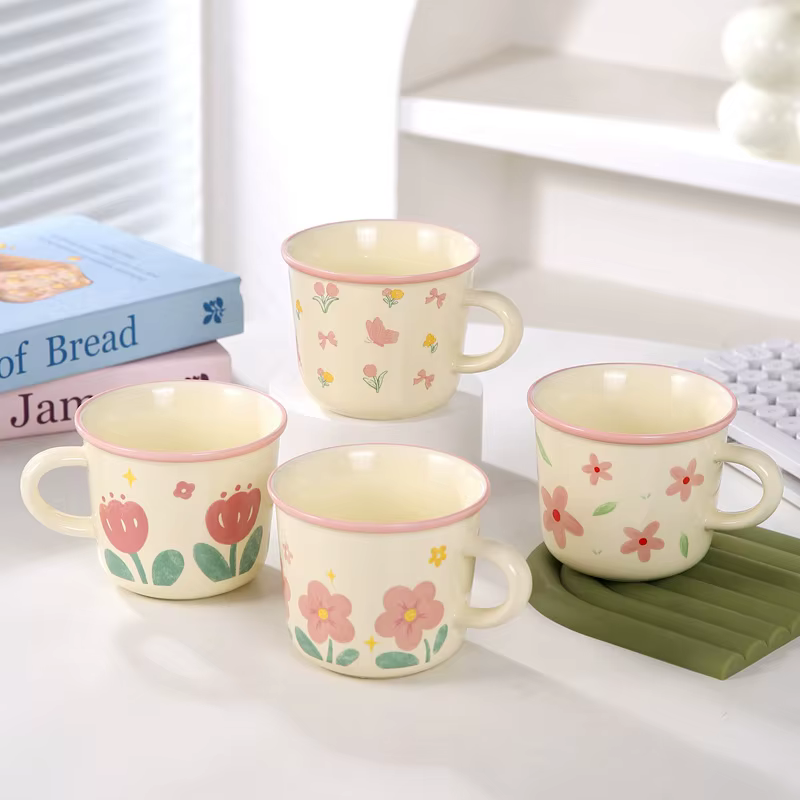 Tasse à café créative avec fleur de tulipe