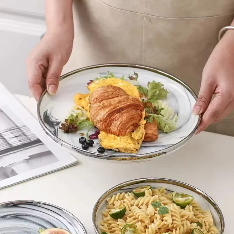 Assiettes en céramique de marbre avec bord argenté