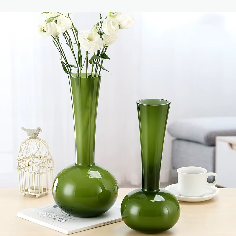 Vase en verre vert à long col