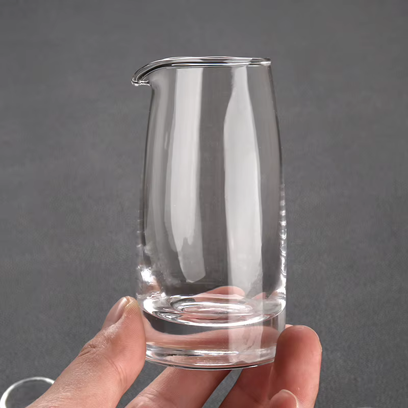 Distributeur de vin rouge transparent