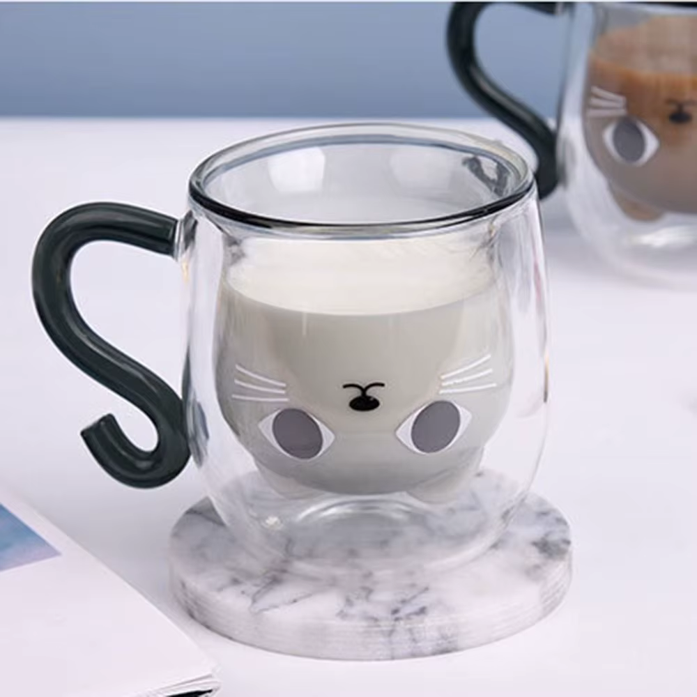 Tasses à café en verre isolées