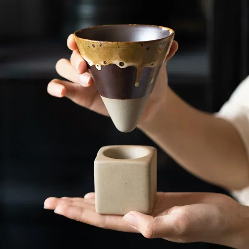 Tasse à café créative en poterie grossière avec base