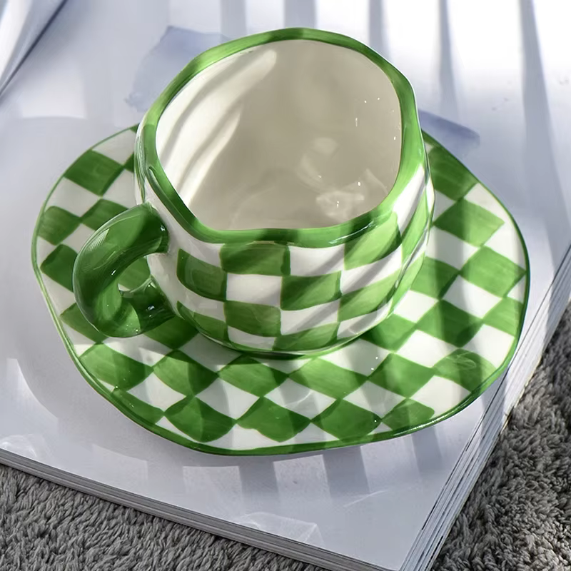 Tasse à café en céramique damier malaxé à la main