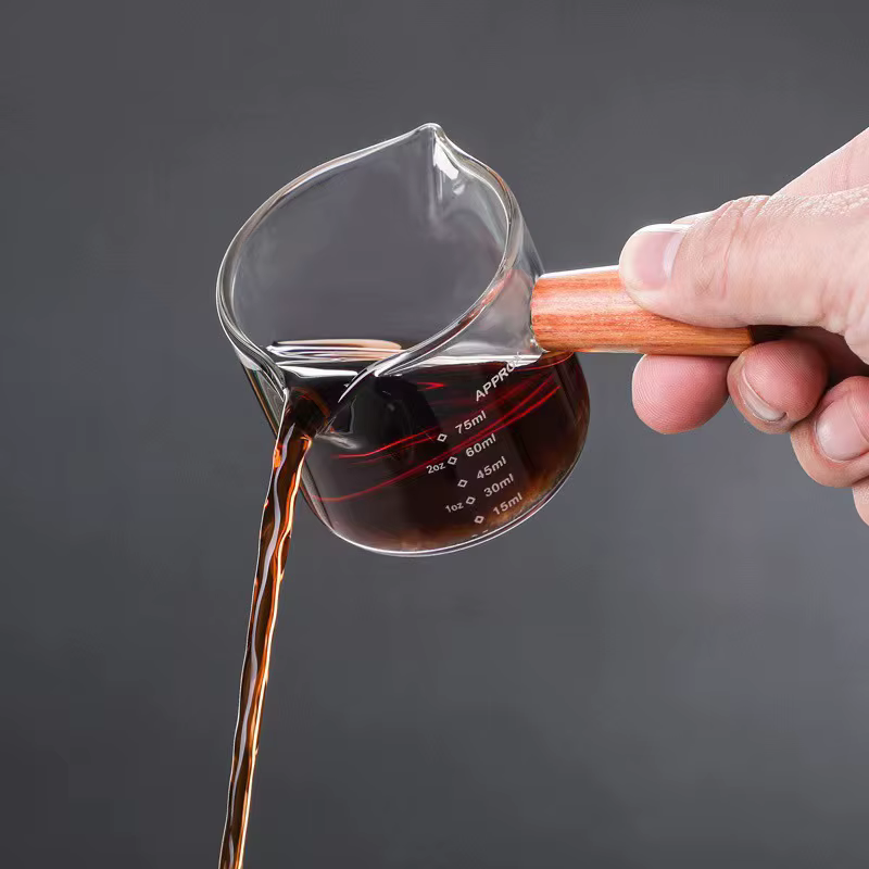 Tasse à mesurer à café en verre résistant à la chaleur de 75 ml avec manche et balance en bois – Carafe à lait pour expresso/latte – Outil Barista
