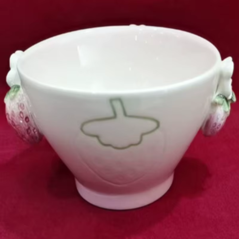 Vaisselle en céramique en relief tridimensionnel aux fraises