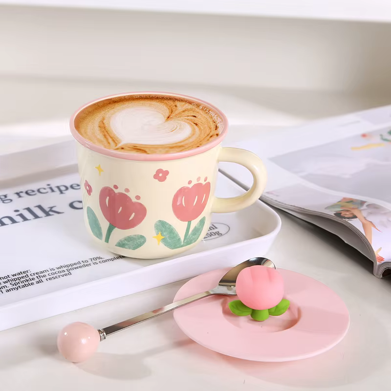 Tasse à café créative avec fleur de tulipe