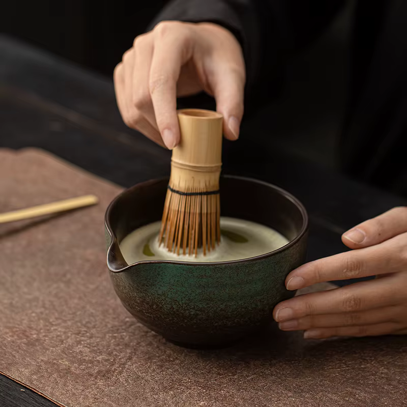 Bol à matcha en poterie ancienne