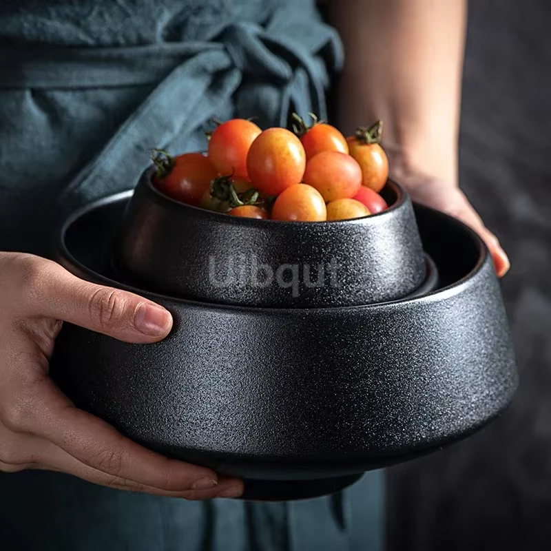 Filles à salade à soupe noire