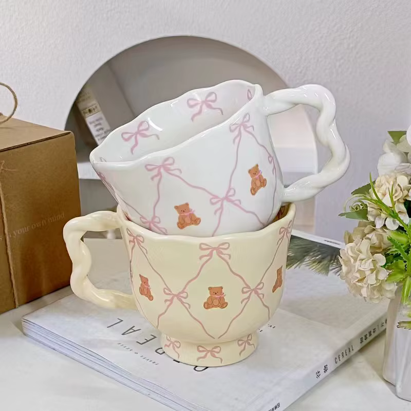 Tasse à café en céramique avec nœud rose