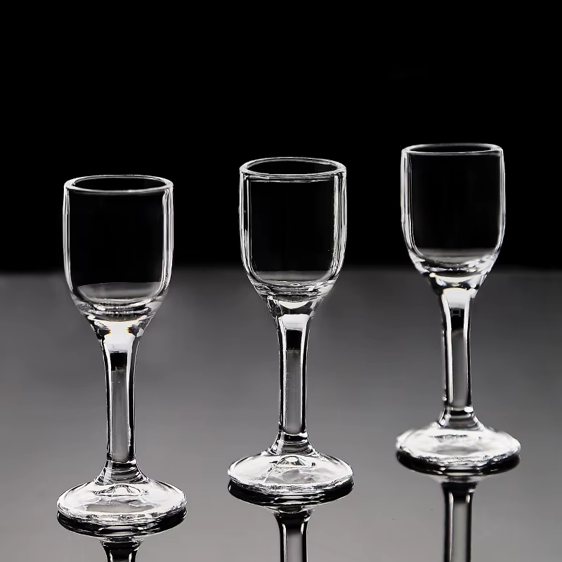 Ensemble de verres à liqueur à pied haut