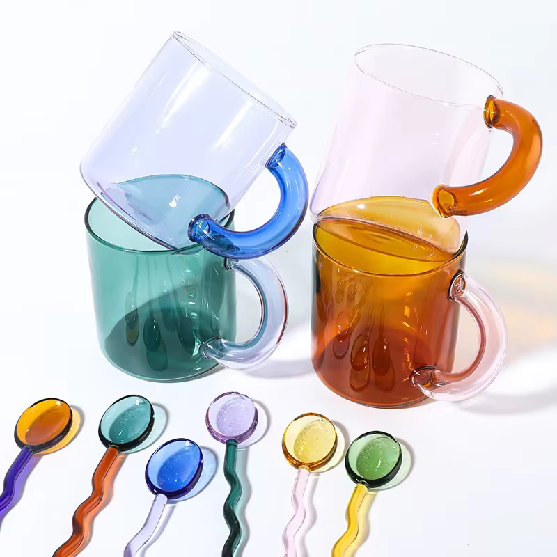 Tasse en verre faite d'artisanat