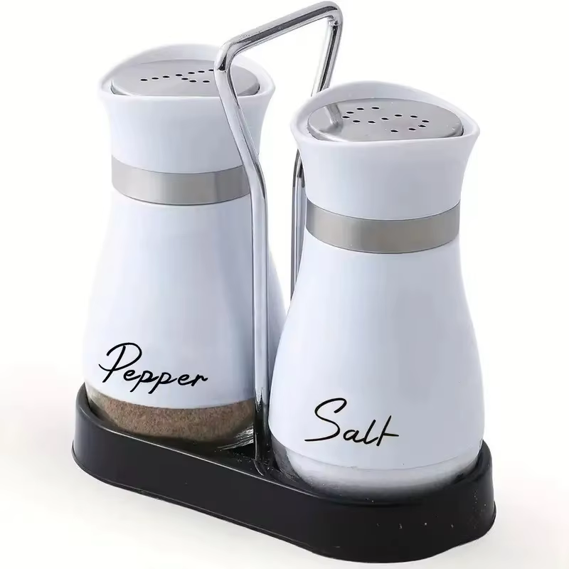 Un ensemble de bouteilles d'assaisonnement au poivre et au sel