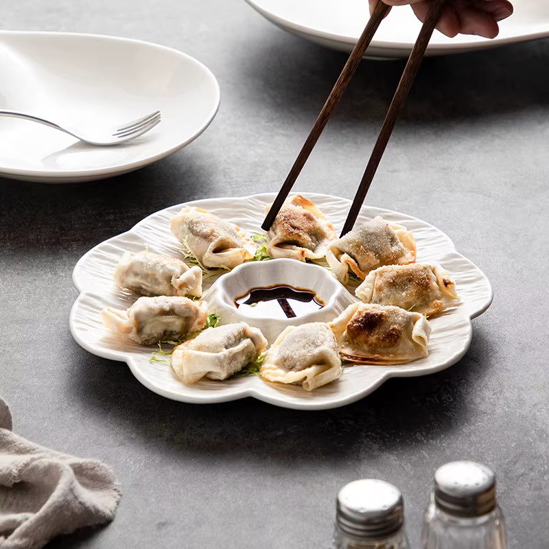 Assiette à raviolis en céramique blanche avec coupelle à vinaigre
