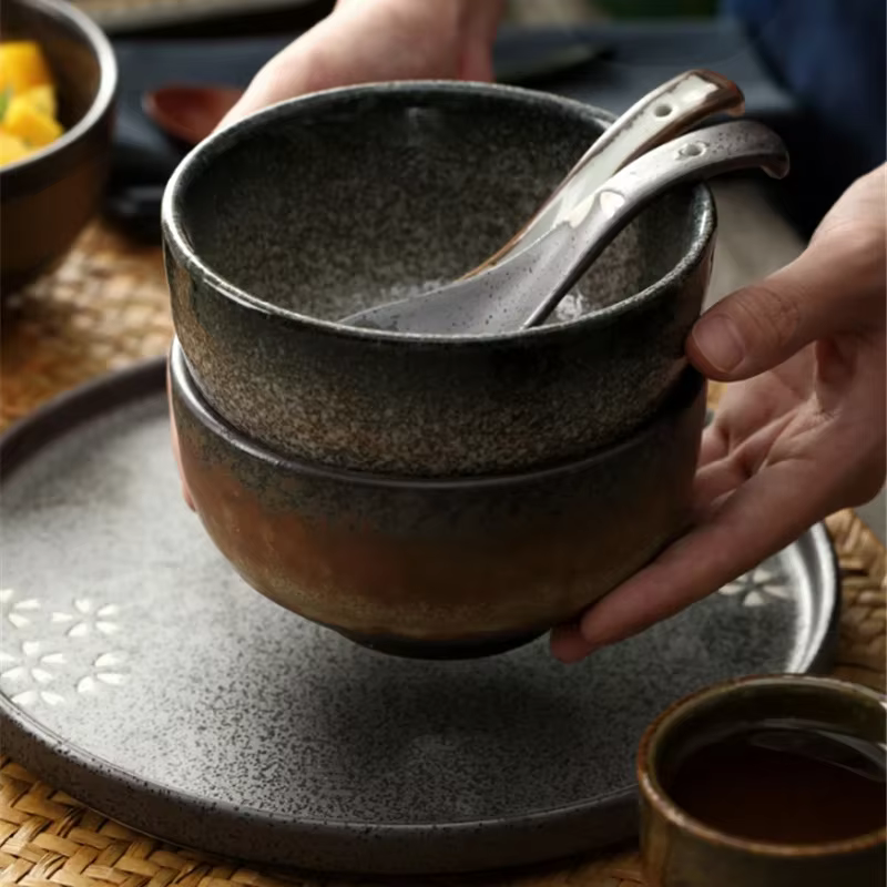 Filles à soupe de riz japonais
