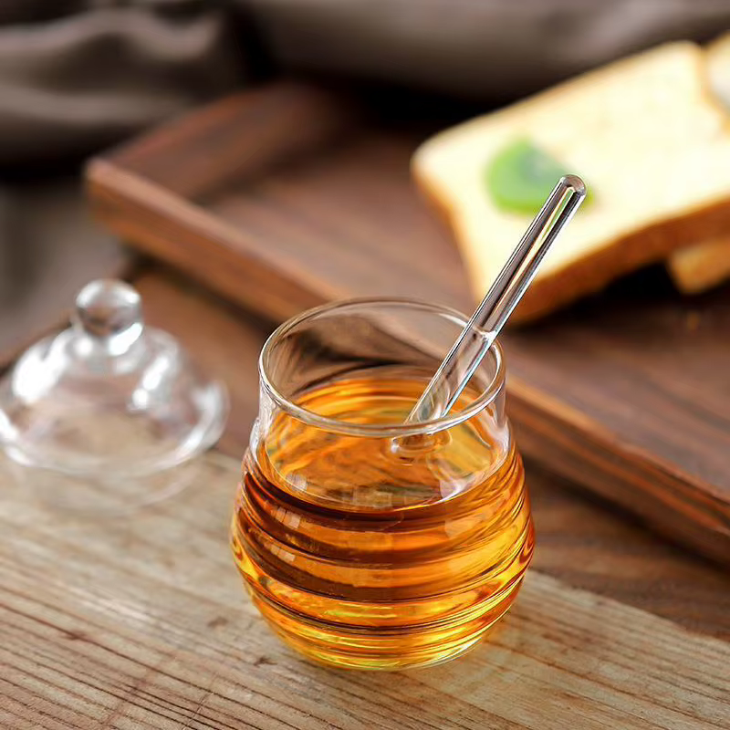 Récipient de stockage de miel précieux en accent d'abeille en verre avec louche et couvercle