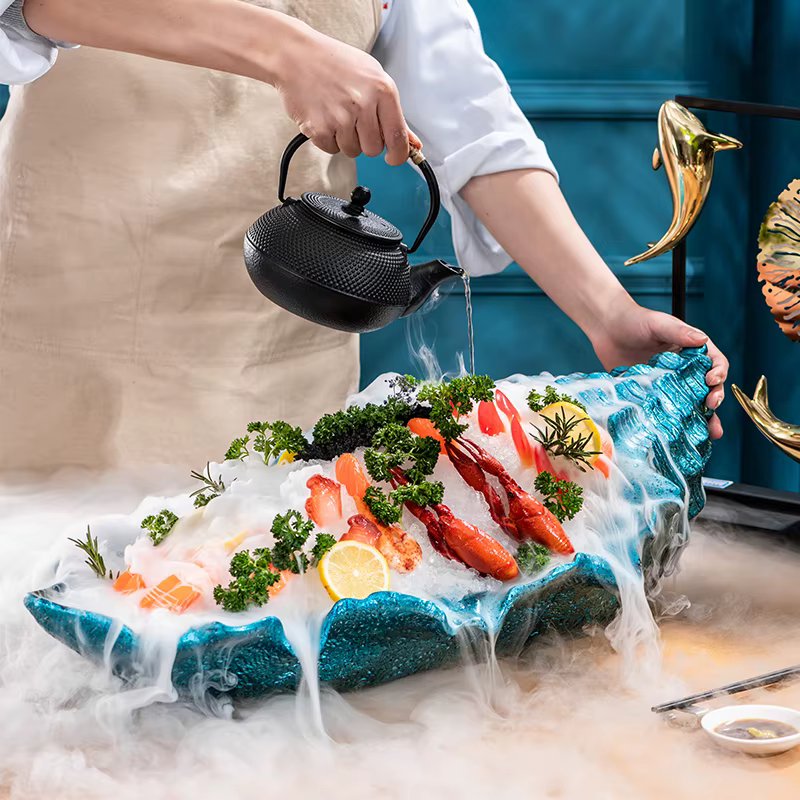 Assiette de service créative en forme de conque de fruits de mer