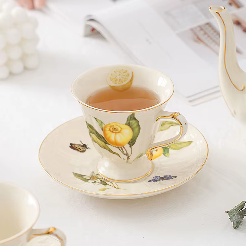 Ensemble de tasses à café et soucoupes au citron européen