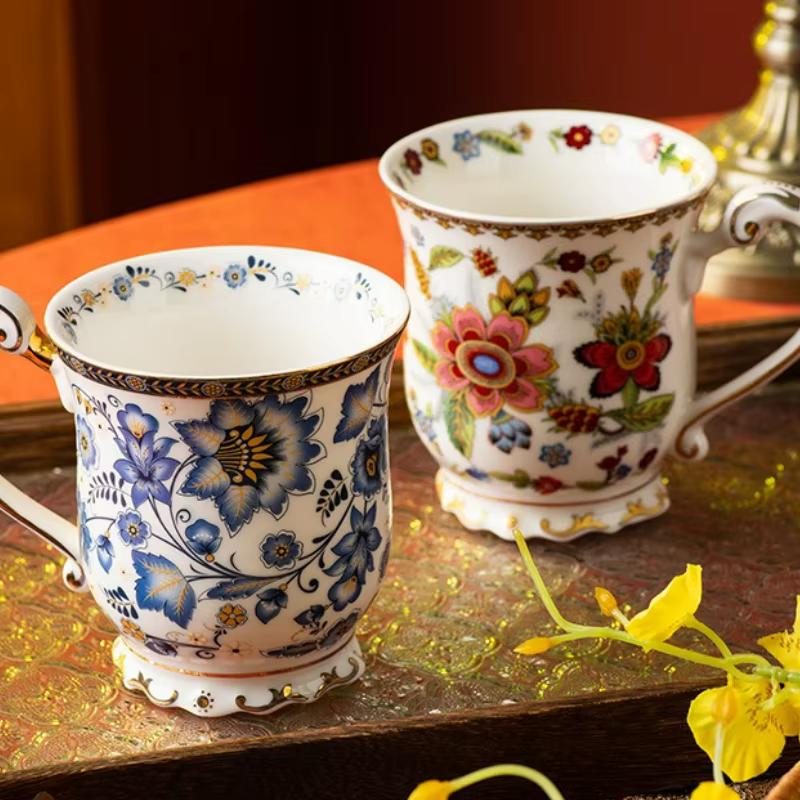 Tasse à café en porcelaine bleue et blanche française