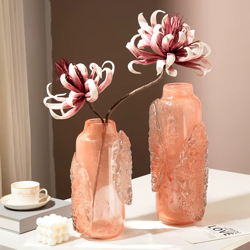 Vase en verre rose, relief abstrait irrégulier de cubes de glace transparents