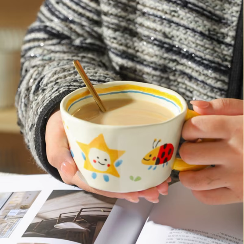 Tasse en céramique belle peinte à la main avec poignée de lune