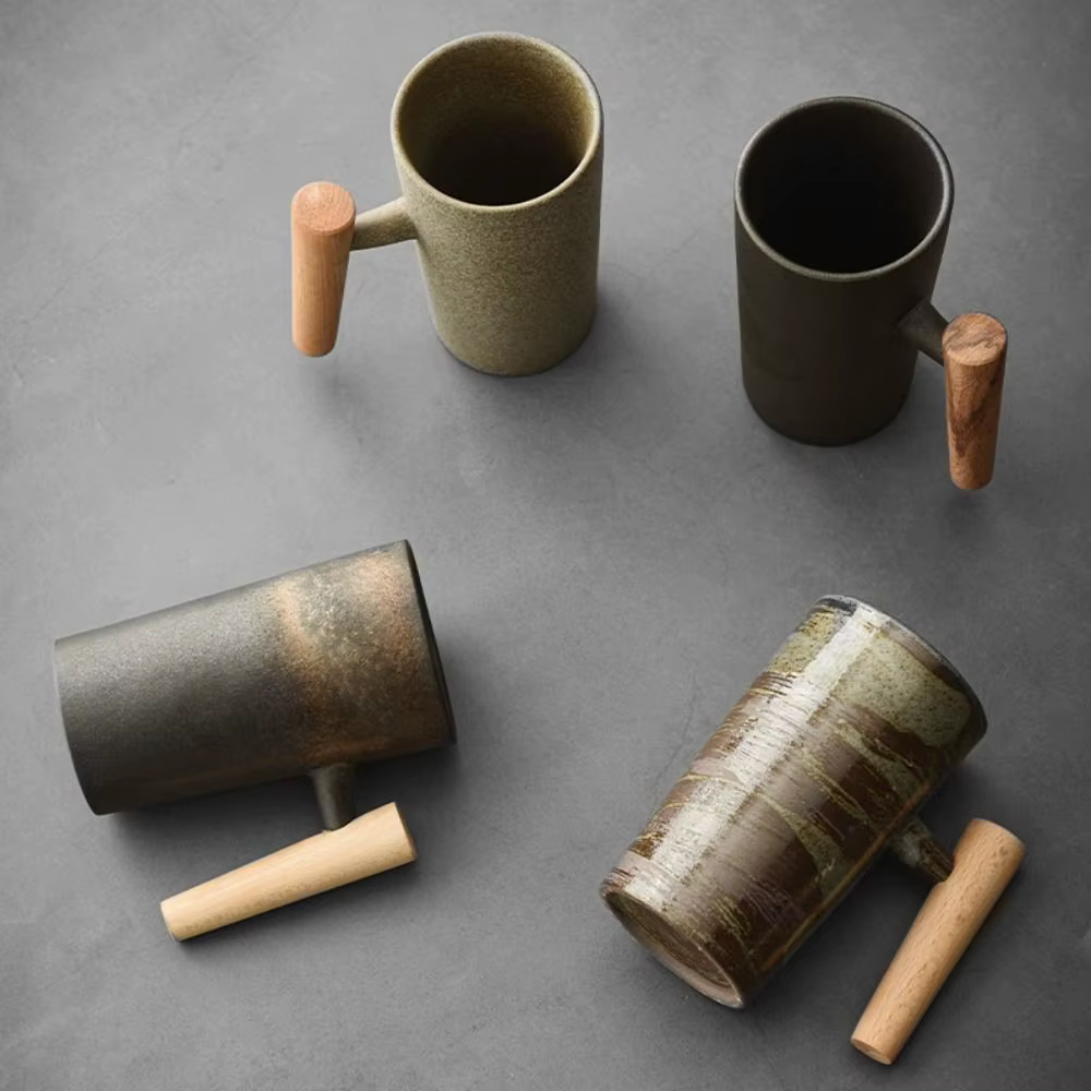 Tasse en céramique vintage avec poignée en bois