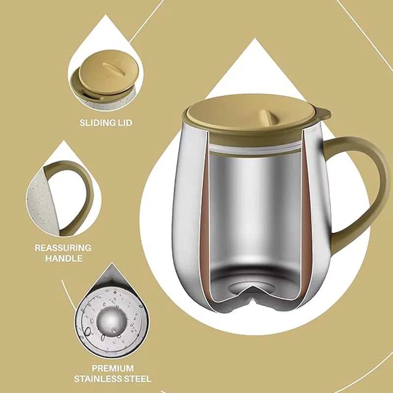 La tasse à café isotherme Ideus a une poignée et un couvercle. C'est
