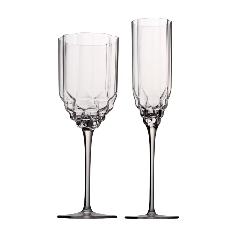 Verre à vin rouge en or et diamant