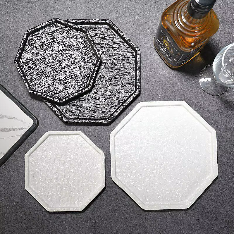 Assiette octogonale noire et blanche de luxe