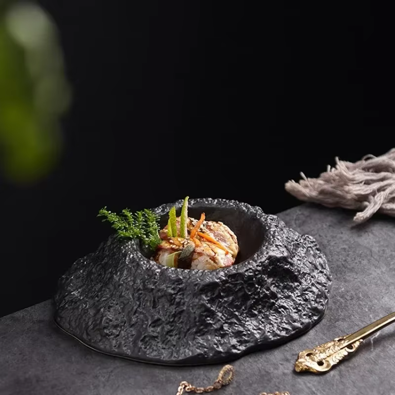 Assiette profonde noire en forme de volcan