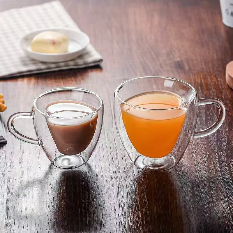 Tasse en verre en forme de cœur d'amour