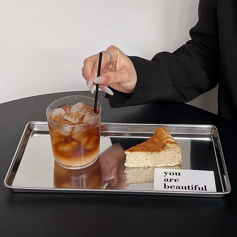 Plateau de service rectangulaire moderne en acier inoxydable – Idéal pour gâteaux et collations – Sublime le design de votre table à manger pour la maison ou le café