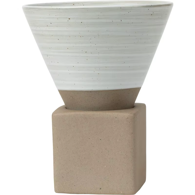 Tasse à café en poterie grossière avec base