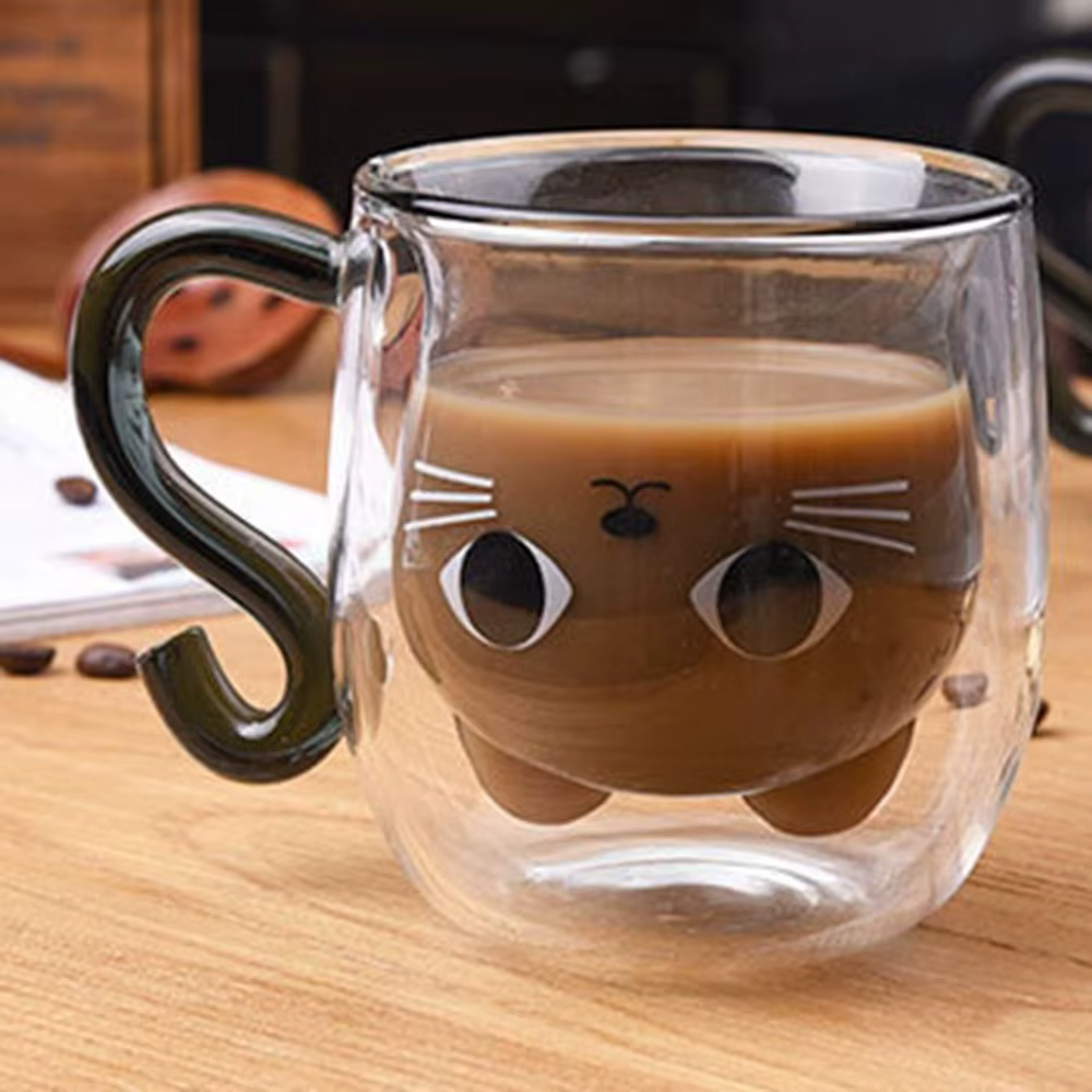 Tasses à café en verre isolées